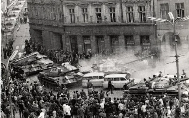 Devět mrtvých, desítky zraněných. Do Liberce před 58 lety přijely sovětské tanky