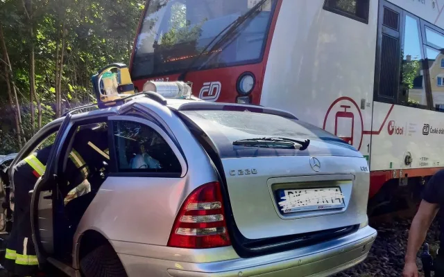 V Jablonci se srazil vlak s autem, dvě ženy utrpěly těžká zranění