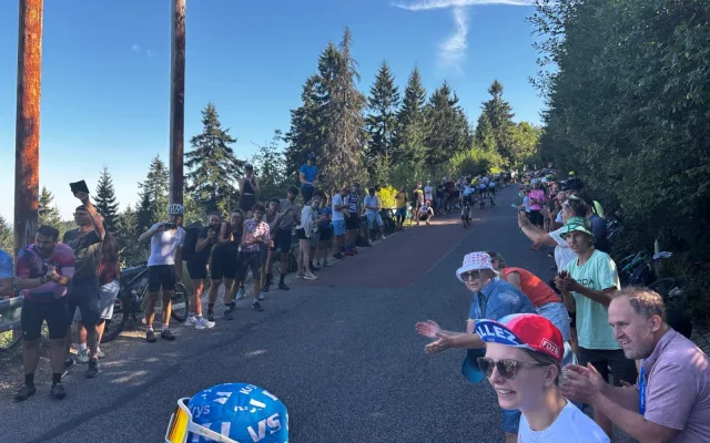 Tady jsou snad všichni. Lidé na Ještědu fandili pelotonu Czech Tour