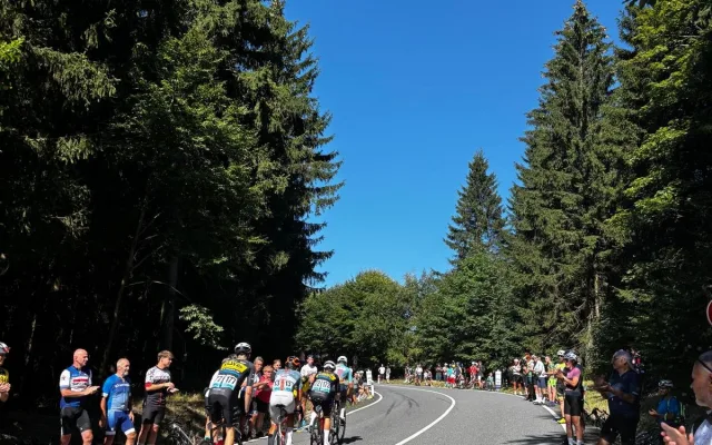 Tady jsou snad všichni. Lidé na Ještědu fandili pelotonu Czech Tour