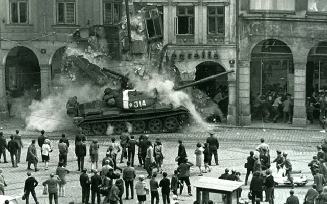 Devět mrtvých, desítky zraněných. Do Liberce před 58 lety přijely sovětské tanky