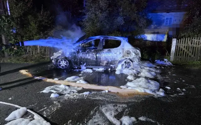 Ve Světlé pod Ještědem hořelo v noci auto, zřejmě kvůli technické závadě
