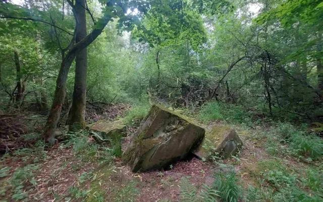 Pomník byl rozlomený na tři části