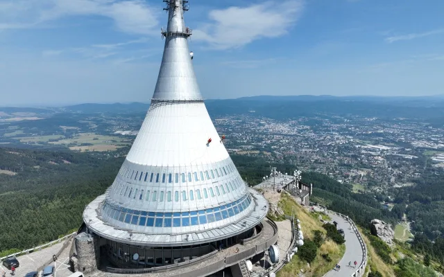 Kontrola opláštění Ještědu. Kraj chce vědět, v jakém je technickém stavu