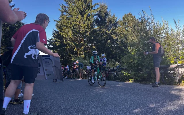 Tady jsou snad všichni. Lidé na Ještědu fandili pelotonu Czech Tour