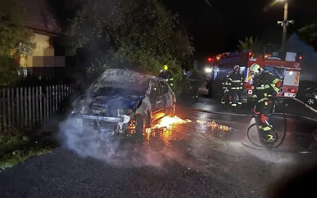 Ve Světlé pod Ještědem hořelo v noci auto, zřejmě kvůli technické závadě