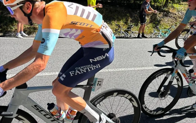 Tady jsou snad všichni. Lidé na Ještědu fandili pelotonu Czech Tour