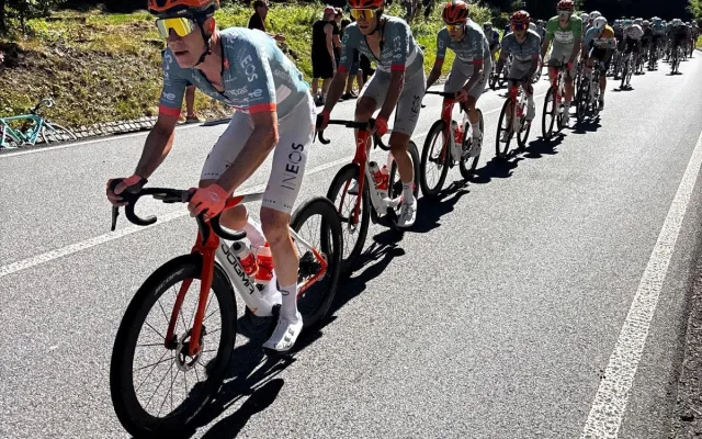 Tady jsou snad všichni. Lidé na Ještědu fandili pelotonu Czech Tour