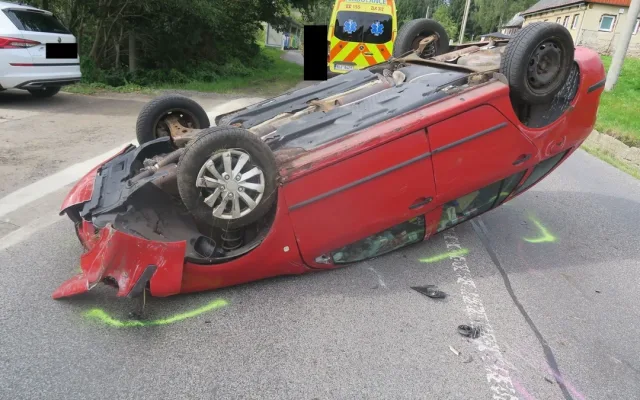 Srážka se zdí kvůli kočce: Řidič se v Loučné nad Nisou převrátil na střechu