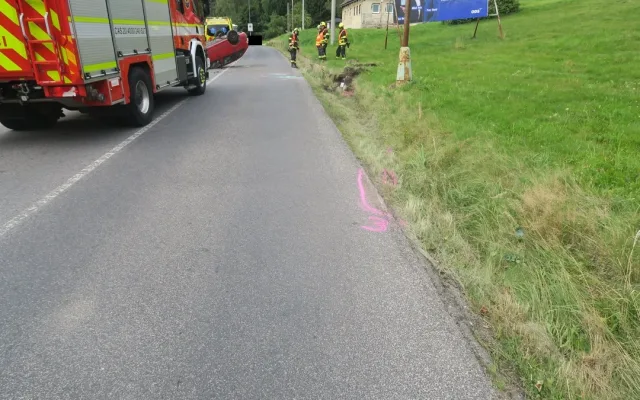 Srážka se zdí kvůli kočce: Řidič se v Loučné nad Nisou převrátil na střechu