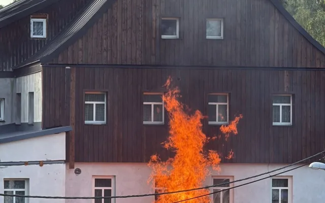 Dva požáry z nedbalosti. Hořely zahradní chatky i hromada dřeva u domu