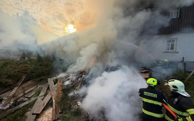 Dva požáry z nedbalosti. Hořely zahradní chatky i hromada dřeva u domu