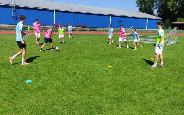 Španělská fotbalová škola ve Frýdlantu: Děti i trenéry školil slavný Espanyol