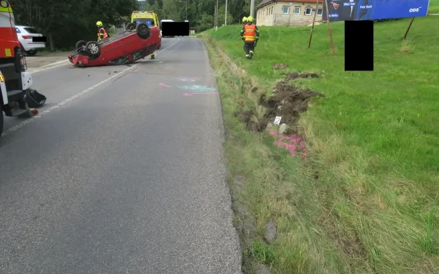 Srážka se zdí kvůli kočce: Řidič se v Loučné nad Nisou převrátil na střechu