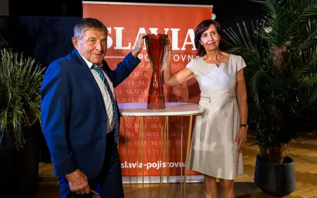 Velká Pardubická dostane nový pohár. Vznikl v lindavské sklárně AJETO