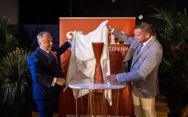 Velká Pardubická dostane nový pohár. Vznikl v lindavské sklárně AJETO