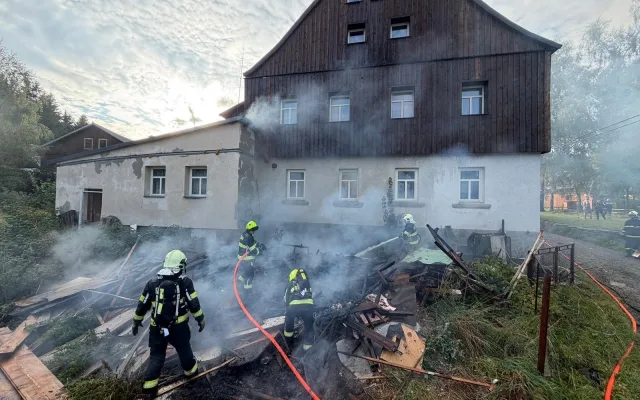 Dva požáry z nedbalosti. Hořely zahradní chatky i hromada dřeva u domu