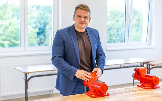 Ředitel školy Miroslav Kudrna v jedné z učeben nových dílen.
