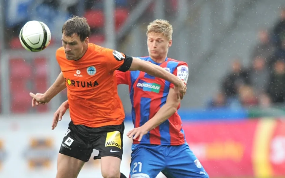Michael Rabušic v souboji s Procházkou. Autor: fcslovanliberec.cz