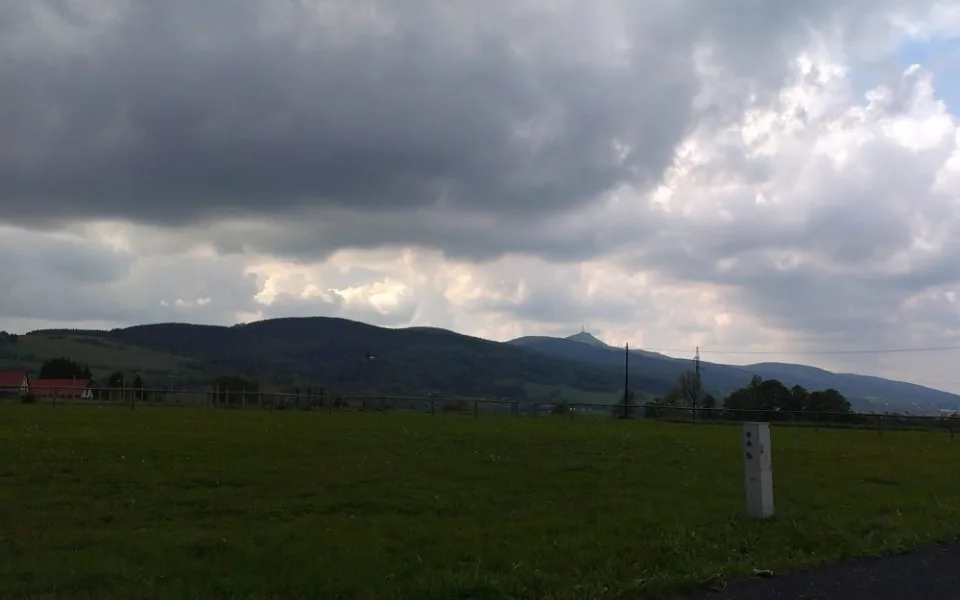 Mraky nad Ještědem.
