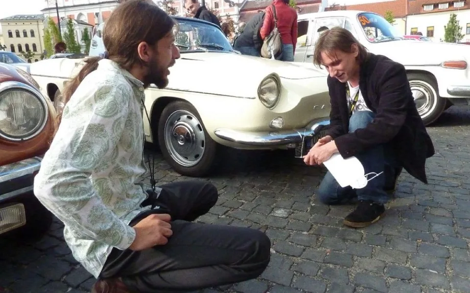 Jiří Hladík ml. (vlevo) a šéfredaktor časopisu Clasic - auto - moto a sport František Vahala připevňují číslo před startem.