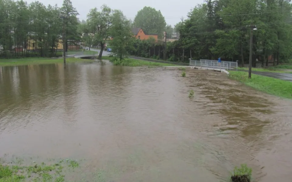 Rozvodněná Jeřice v Mníšku