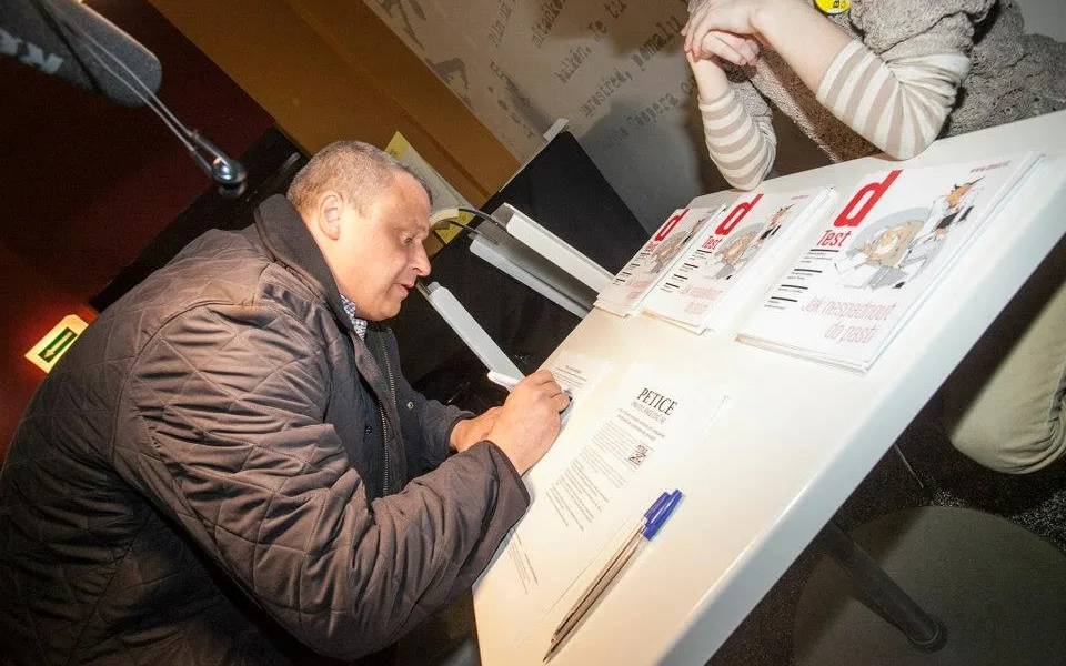 Petici podepsal i ředitel PRAKUL Roman Vaněk. Foto: Facebook Šmejdi