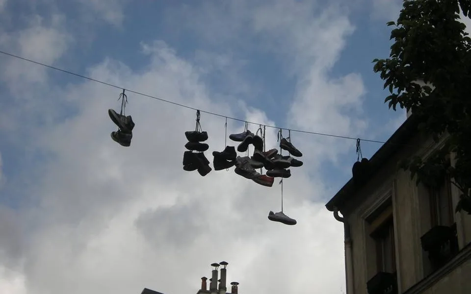 Shoe tossing v Liberci.  Autor: Divadlo F.X. Kalby