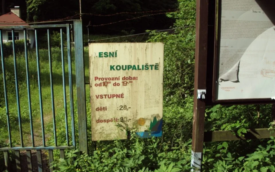 Lesák stále chátrá