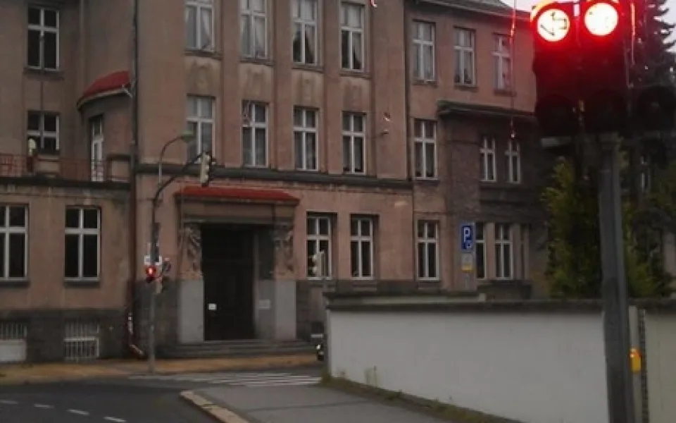 Červená. Čekat budete skoro půl hodiny
