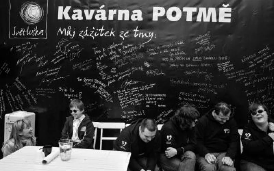Kavárna potmě. Foto: Světluška