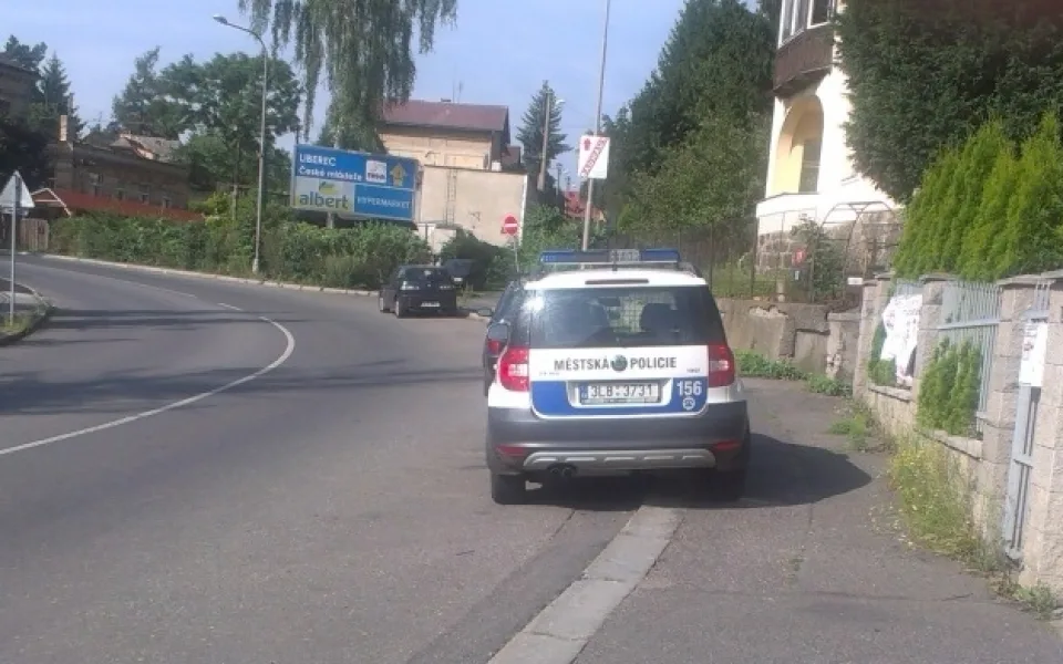 Strážníci parkují na chodníku v Londýnské ulici.