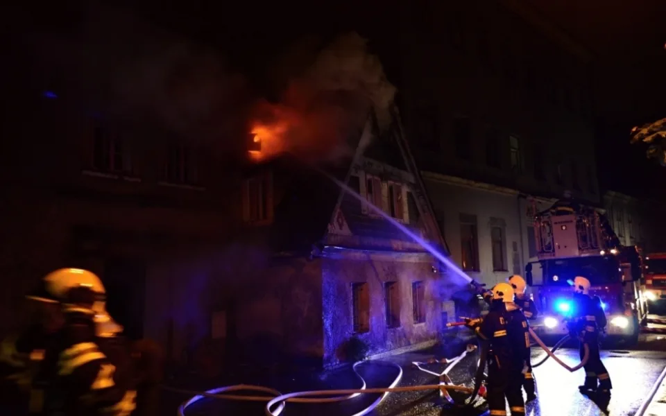 Požár domu v ulici Na Svahu. Foto: HZSLK
