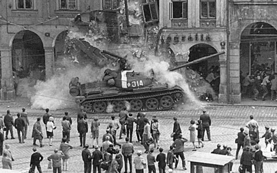 Asi nejznámější fotografie vpádu vojsk do Liberce. Foto: archiv MML