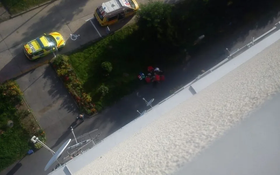 Muž nepřežil pád ze čtvrtého patra