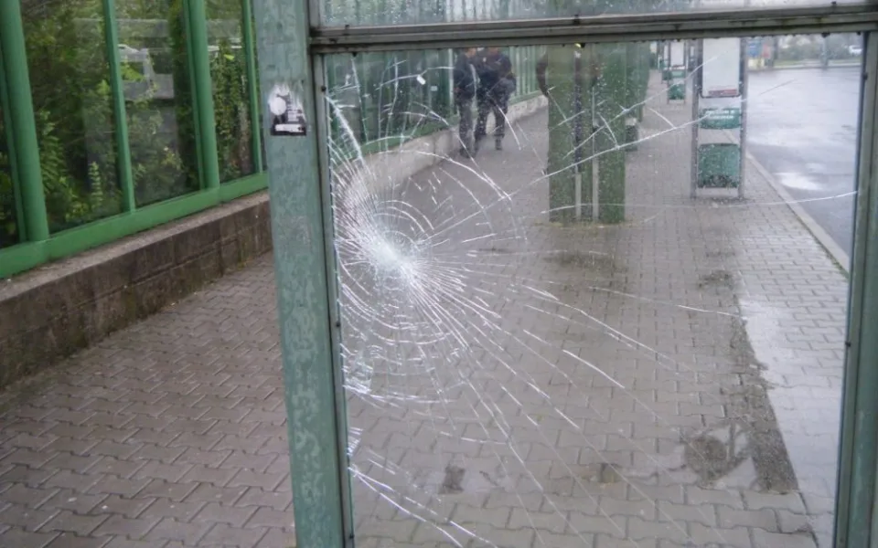 Rozbitá výloha na autobusáku. Foto: Městská policie