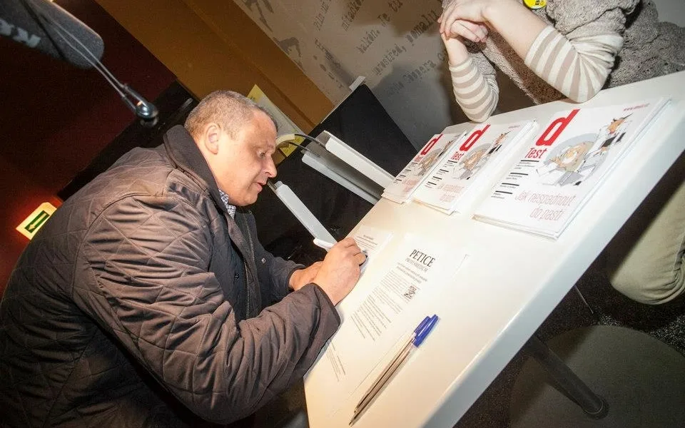 Petici podepsal i ředitel PRAKUL Roman Vaněk. Foto: Facebook Šmejdi