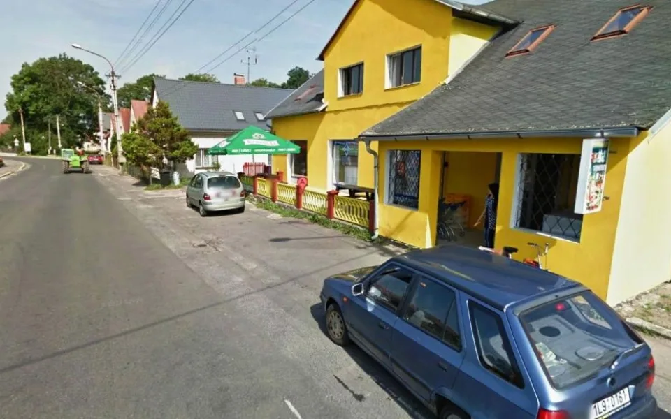 Samoobsluha, kde inspekce odhalila zkažené mléko. Foto: Street View