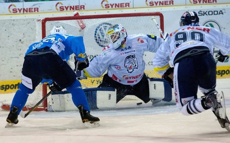 Schwarz v zákroku. Foto: Bílí Tygři Liberec/Bořivoj Černý