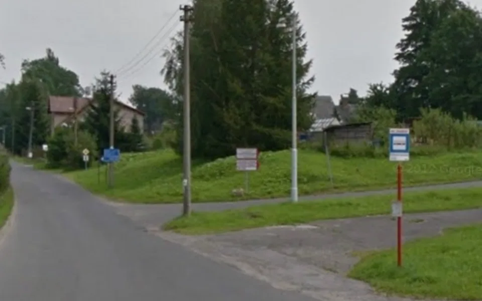 Minkovická ulice je teď rozkopaná. Zastávka Minkovice kovárna je zrušená. Foto: google.cz