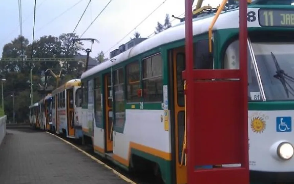 Tramvaje jsou naštosované v Nové Rudě a čekají.