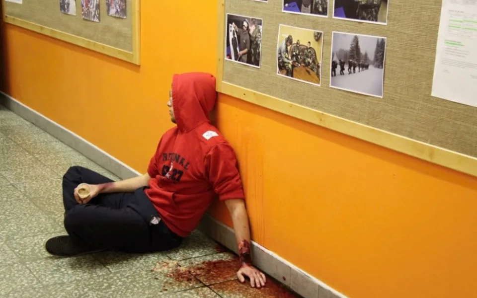 Postřelený student na chodbě školy. Foto: HZS LK