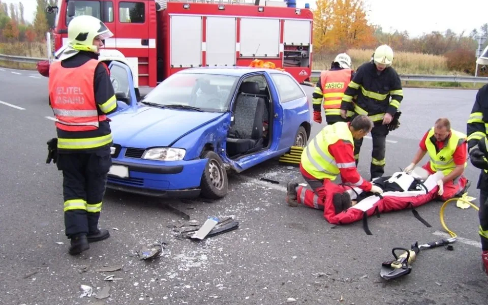 Srážku dvou aut odnesla řidička Seatu. Foto: HZS LK