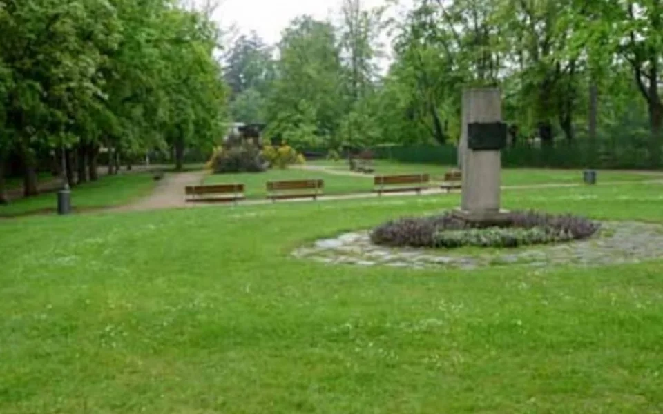 Park Petra Bezruče. V popředí junácký pomník, dílo Jiří Gdovína stálo pár metrů za ní směrem k plotu zoo. Foto: liberec.cz