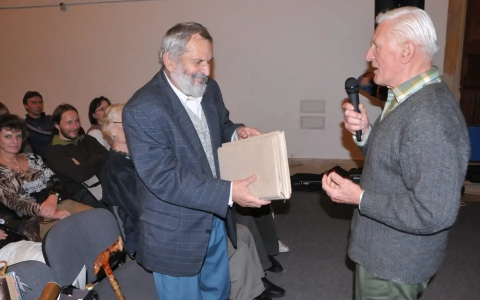 Miloslav Nevrlý dostal knihu s bílými stránkami. Musí ji nejprve naspat. Foto: Jiří Langer