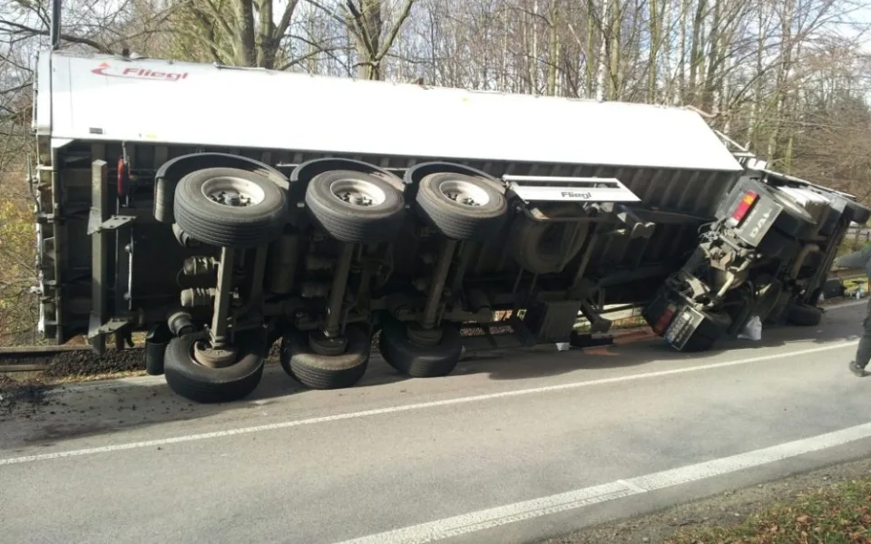 Kamion blokoval silnici více než tři hodiny. Foto: HZSLK