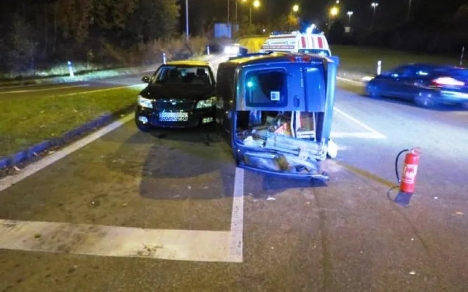 Auto se při nehodě převrátilo na bok. Foto: Policie ČR