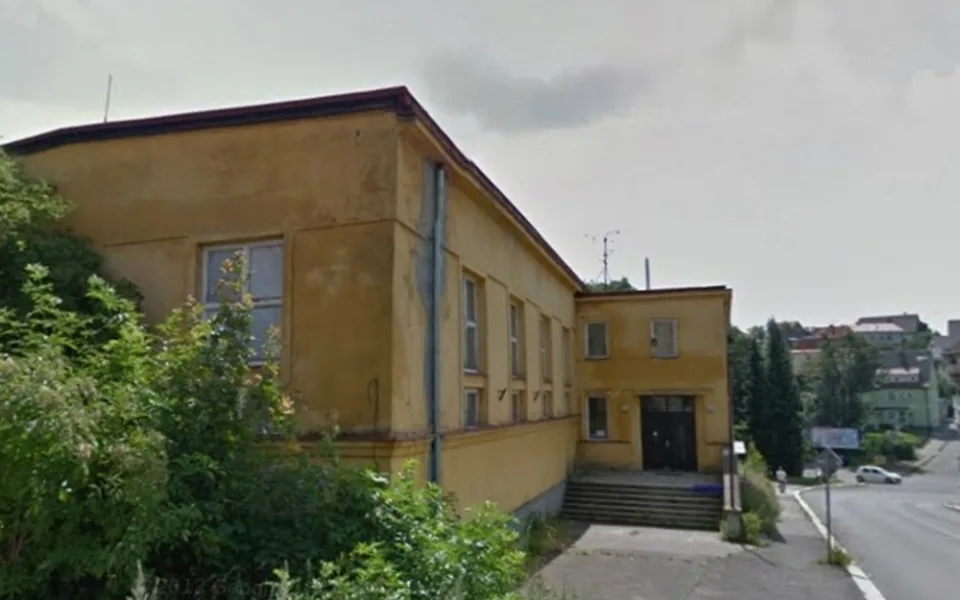 Tělocvična na rohu náměstí. Foto: google.cz
