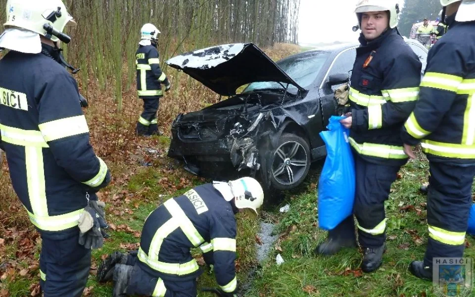 Bavorák skončil po nárazu do betonové zábrany v příkopu. Foto: Hasiči Hrádek nad Nisou
