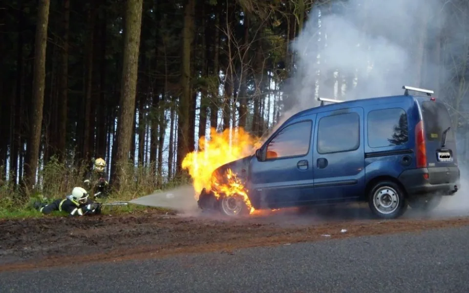 Renault Kangoo téměř lehl popelem. Foto: HZSLK/Radek Poloprutský